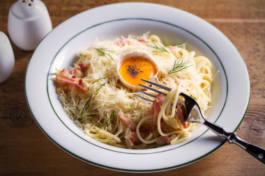 Carbonara makarna, pancetta ile spagetti, yumurta, parmesan peyniri ve krema sos. Makarna alla carbonara - İtalyan mutfağı yemek