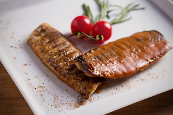 Gegrilde Makreel Visfilet Tomaten Mosterd Saus Geserveerd Met Cherry Tomaten — Stockfoto