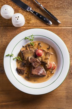 Mantar ile krema soslu kızarmış dana yanakları. Yukarıdan görüntüle, en iyi stüdyo çekimi 