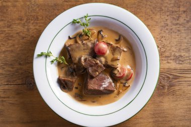 Mantar ile krema soslu kızarmış dana yanakları. Yukarıdan görünüm, üst stüdyo çekim - yatay