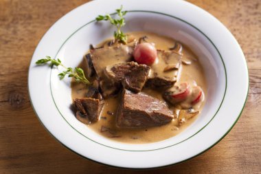 Mantar ile krema soslu kızarmış dana yanakları