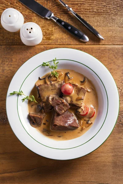 Mantar ile krema soslu kızarmış dana yanakları. Yukarıdan görüntüle, en iyi stüdyo çekimi 