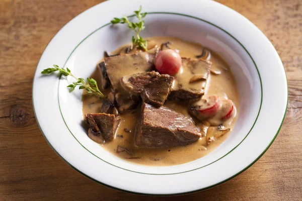 Mantar ile krema soslu kızarmış dana yanakları