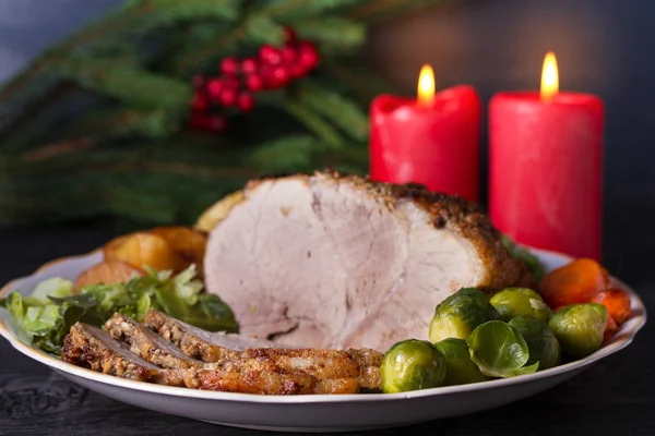 Gebackener Schinken Mit Gemüse Kartoffeln Karotten Rosenkohl Kohl Und Erbsen — Stockfoto