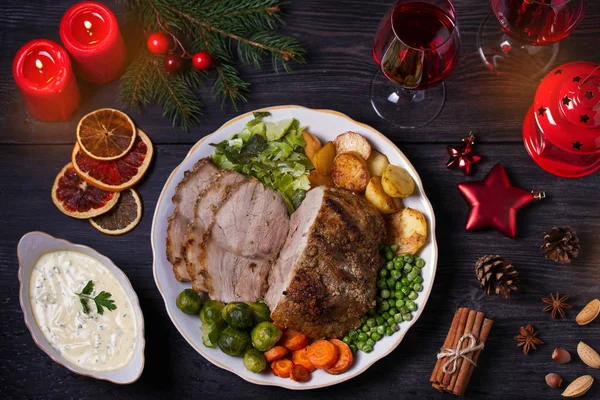 Gebackener Schinken Mit Gemüse Zwei Gläser Rotwein Weihnachtsdekoration Teller Für — Stockfoto