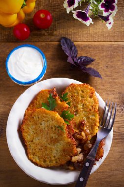 Kasede kızarmış domuz göbeği ve soğan ile Patates krep - tepede, dikey