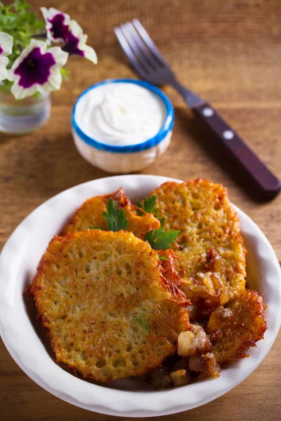 Panqueques Patata Con Vientre Cerdo Frito Cebolla Tazón Vertical —  Fotos de Stock