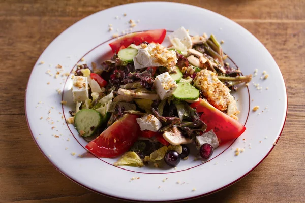 Cucina Vegetariana Sana Insalata Pomodoro Cetriolo Lattuga Funghi Con Formaggio — Foto Stock