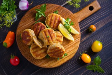 Limon lu balık kekleri ve otlar. Tahta tahtada balık köftesi. Genel, yatay görüntü
