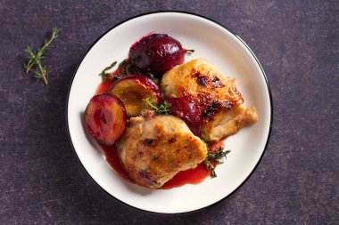 Zencefil tavuk uyluk ve erik, kekik ile bal ve kırmızı şarap sosu