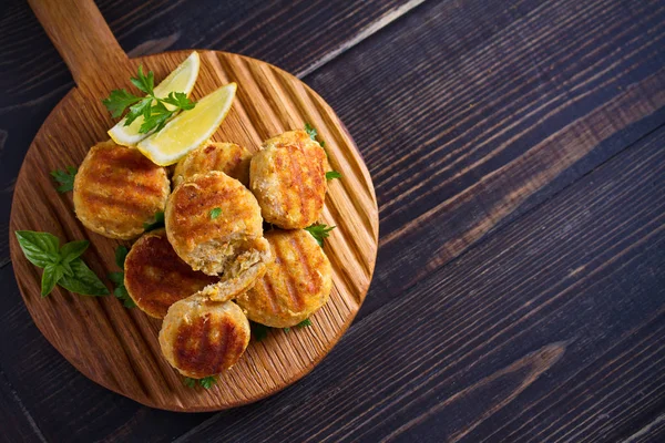 Fish Cakes Lemon Herbs Fish Patties Wooden Board Overhead Horizontal — Stock Photo, Image