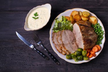 Kavrulmuş dilimlenmiş jambon, sebze ve sos. Yukarıdan görüntüle, en iyi stüdyo çekimi