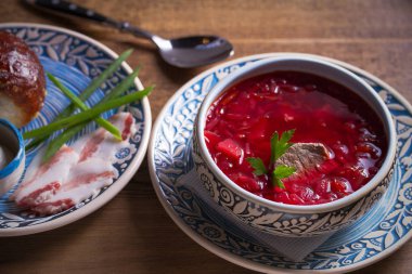 Çorba borş, sarımsak çörek pampushka, ekşi krema ve domuz göbeği. Yatay görüntü