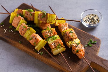 Izgara somon şişleri. Şişüzerinde pırasa ile somon balığı