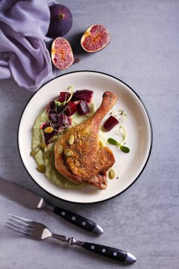 Kereviz püresi ve pancar ile kavrulmuş ördek, kabak çekirdeği serpilir. Yukarıdan görüntüle, en iyi stüdyo çekimi