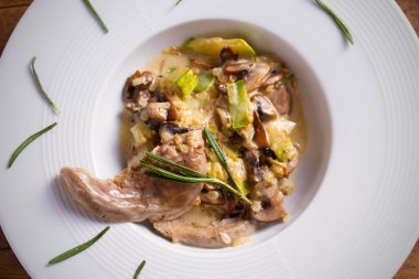 Haşlanmış sebze ve krema soslu dana dilleri, biberiye ile süslenmiş