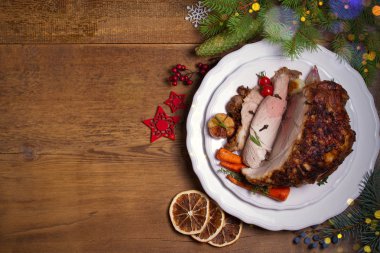 Beyaz tabakta pişmiş jambon, Noel süslemeleri ile masa. Noel arifesi için yemek. Kış sezonu tatil gıda, metin için oda