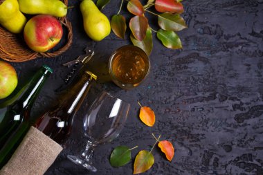 Siyah arka plan üzerinde meyve ile şişe ve elma ve armut elma şarabı cam. Elma şarabı ile cam seçici odak. Yukarıdan bakın, üstten bakın. Kopyalama alanı