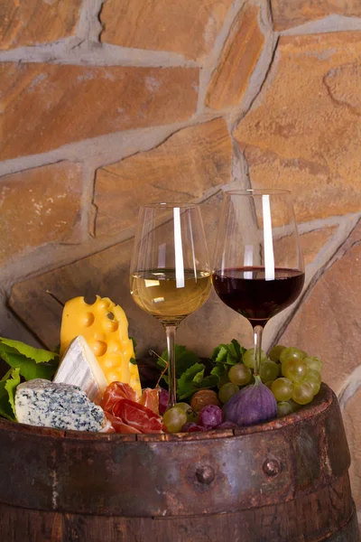 ワインセラーの古い樽にブドウを入れた赤と白のワイン チーズ ジャモン イチジク ナッツ入りのグラスとワイン — ストック写真