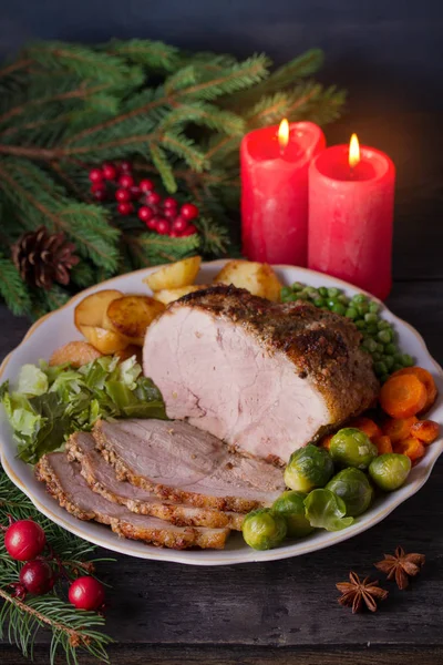 Presunto Fatiado Assado Prato Branco Mesa Com Decorações Natal Prato — Fotografia de Stock