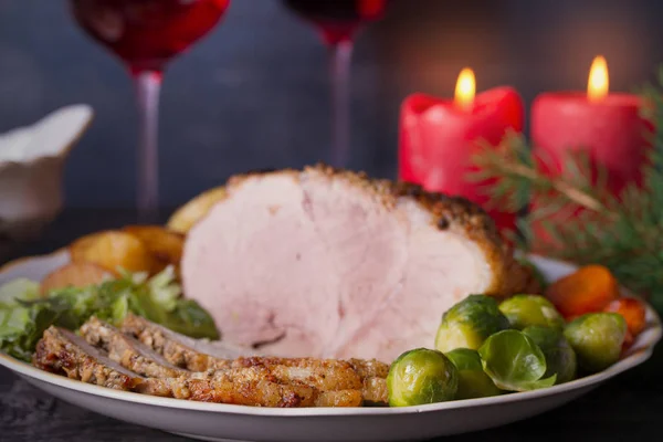 Gebratener Schinken Scheiben Auf Weißem Teller Tisch Mit Weihnachtsdekoration Teller — Stockfoto