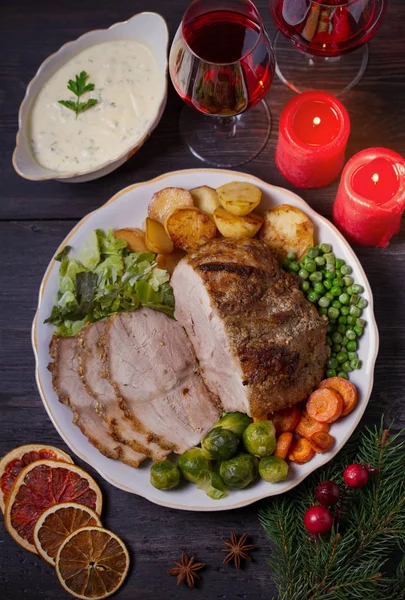 Gebratener Schinken Scheiben Auf Weißem Teller Tisch Mit Weihnachtsdekoration Teller — Stockfoto