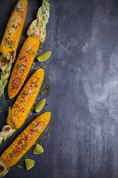 Grilled Sweet Corn Cobs Sprinkled Parmesan Cheese Paprika Salt Cilantro — Stock Photo, Image