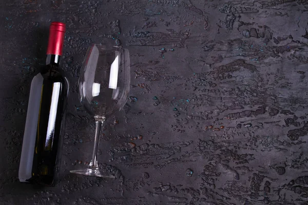 Composición Plana Con Botella Vino Vidrio Sobre Fondo Negro Espacio — Foto de Stock