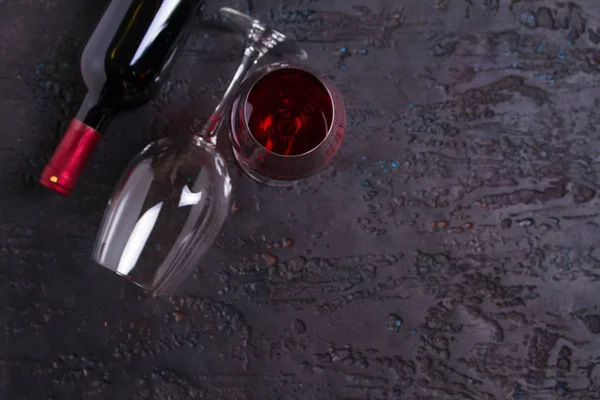 Composición Plana Con Botella Vino Copas Sobre Fondo Negro Espacio — Foto de Stock