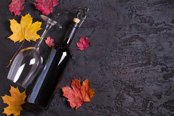 Composición Plana Con Botella Vino Vidrio Sacacorchos Sobre Fondo Negro — Foto de Stock