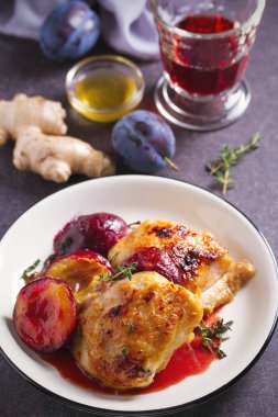 Zencefilli fırında tavuk ve erik, bal ve kekik soslu kırmızı şarap. Dikey resim