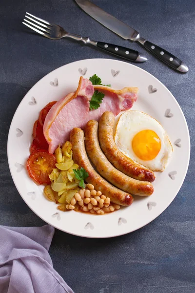 Petit Déjeuner Anglais Irlandais Complet Avec Saucisses Bacon Oeuf Tomates — Photo