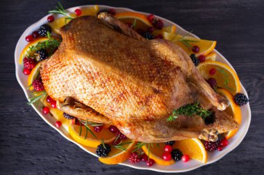 Portakallı, böğürtlenli ve otlu tam pişmiş ördek. Yukarıdan görüntüle, en üstten