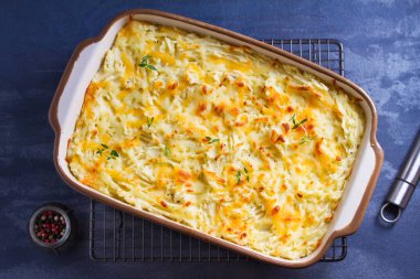 Shepherd 's Pie ya da Cottage Pie - Birleşik Krallık ve İrlanda' da popüler yemek. Yukarıdan görüntüle, üstten