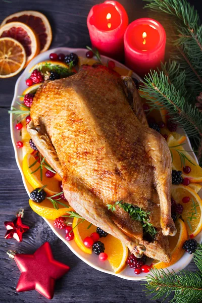 Ganze Gebratene Ente Mit Orangen Beeren Und Kräutern Weihnachtsdekoration Teller — Stockfoto