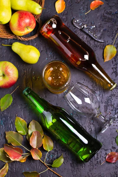 Botellas Vaso Sidra Manzana Pera Con Frutas Hojas Sobre Fondo — Foto de Stock