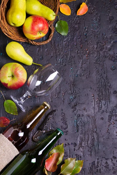 Flessen Glas Appel Perencider Met Fruit Bladeren Zwarte Achtergrond Overhead — Stockfoto