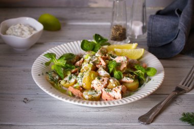 Patates ve yoğurt soslu haşlanmış somon salatası. Yatay resim