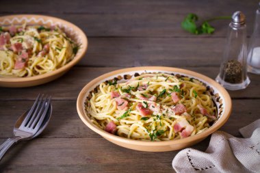 Sarımsaklı pastırmalı makarna. İtalyan mutfağı, makarna yemeği. Yatay resim