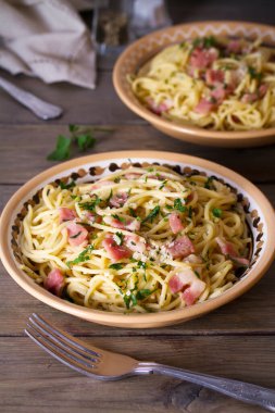 Sarımsaklı pastırmalı makarna. İtalyan mutfağı, makarna yemeği. Dikey resim