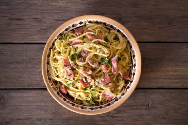 Sarımsaklı pastırmalı makarna. İtalyan mutfağı, makarna yemeği. Yatay görüntünün üstünde.