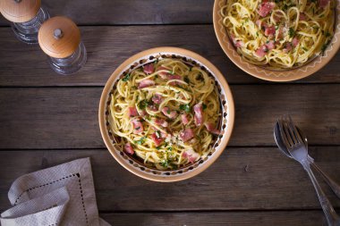 Sarımsaklı pastırmalı makarna. İtalyan mutfağı, makarna yemeği. Yatay görüntünün üstünde.