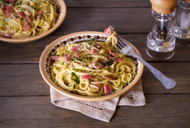 Sarımsaklı pastırmalı makarna. İtalyan mutfağı, makarna yemeği. Yatay resim