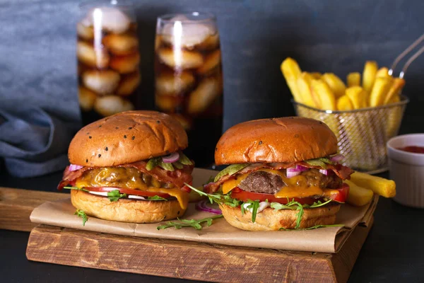 Biefstuk Hamburgers Frietjes Aan Boord Straatvoedsel Fastfood — Stockfoto
