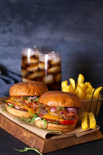 Rindfleisch Burger Und Pommes Bord Street Food Fast Food Kopierraum — Stockfoto