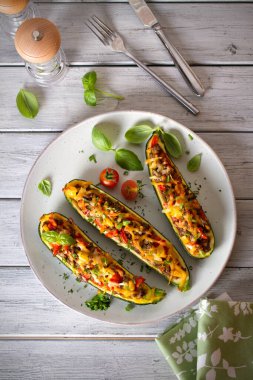 Et, sebze ve peynirle doldurulmuş kabak. Kabak tekneleri. Dolu kabak. tepedeki dikey resim