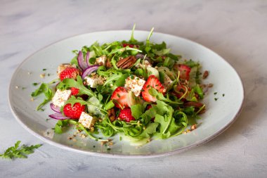 Feta peynirli çilek roketi (roket roketi) fındıklı salata - sağlıklı vejetaryen yiyecekler