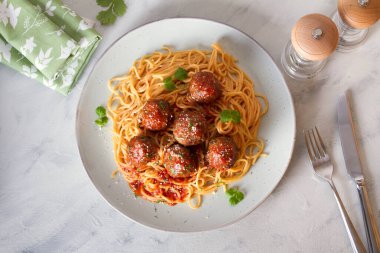 Köfte ve domates soslu spagetti makarna. Yukarıdan görüntüle, en üstten