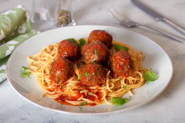 Köfte ve domates soslu spagetti makarna.