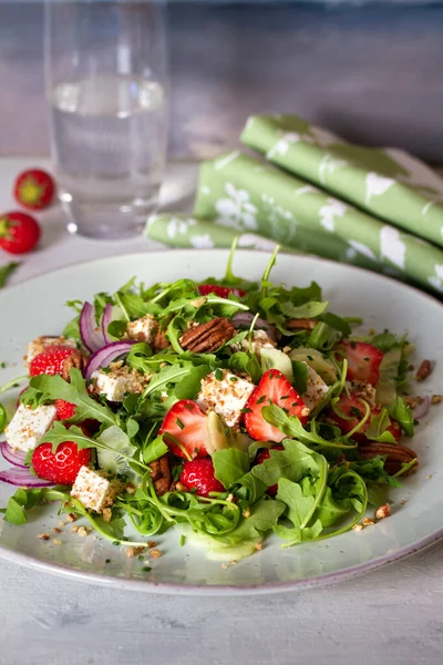 Feta Sýr Jahodový Okurkový Roketový Salát Rukola Ořechy Zdravé Vegetariánské — Stock fotografie